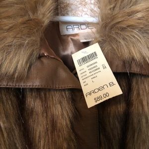 Arden B fur vest